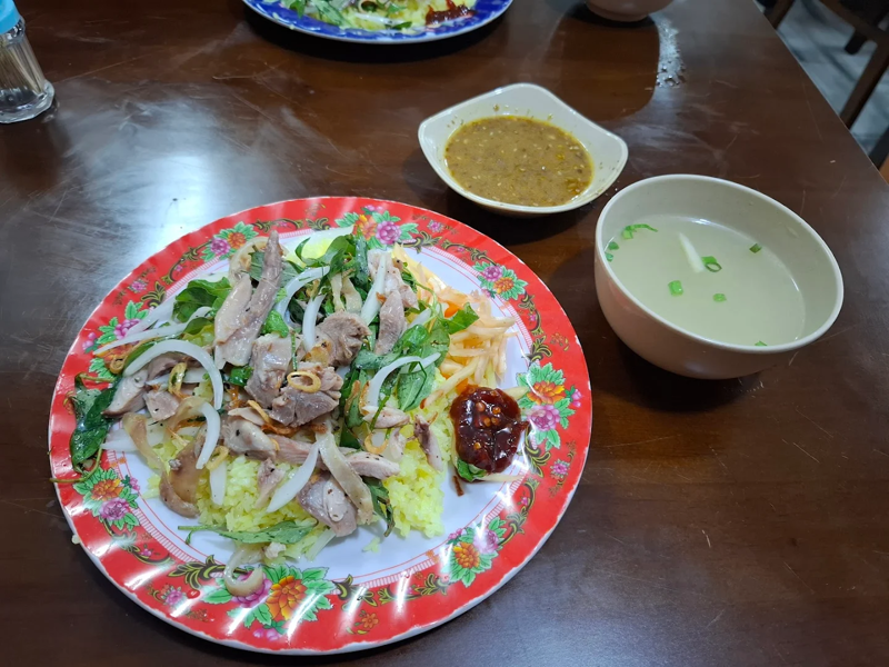 Cơm g&agrave; T&uacute; T&agrave;i