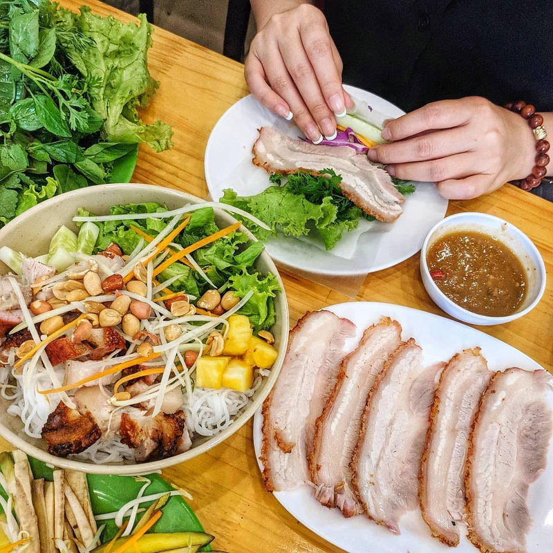 Từng lớp b&aacute;nh, thịt v&agrave; rau được xếp kh&eacute;o l&eacute;o tạo n&ecirc;n cuốn b&aacute;nh mộc mạc nhưng đầy hấp dẫn