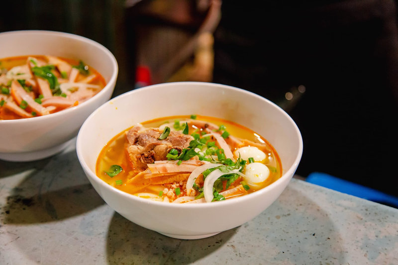 B&aacute;nh canh ruộng mộc mạc với sợi mềm, nước d&ugrave;ng trong v&agrave; topping đơn giản m&agrave; tr&ograve;n vị