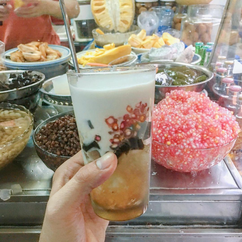 M&oacute;n ch&egrave; m&aacute;t lạnh với xoa xoa gi&ograve;n, thạch đen v&agrave; nước cốt dừa thơm b&eacute;o, rất được l&ograve;ng thực kh&aacute;ch