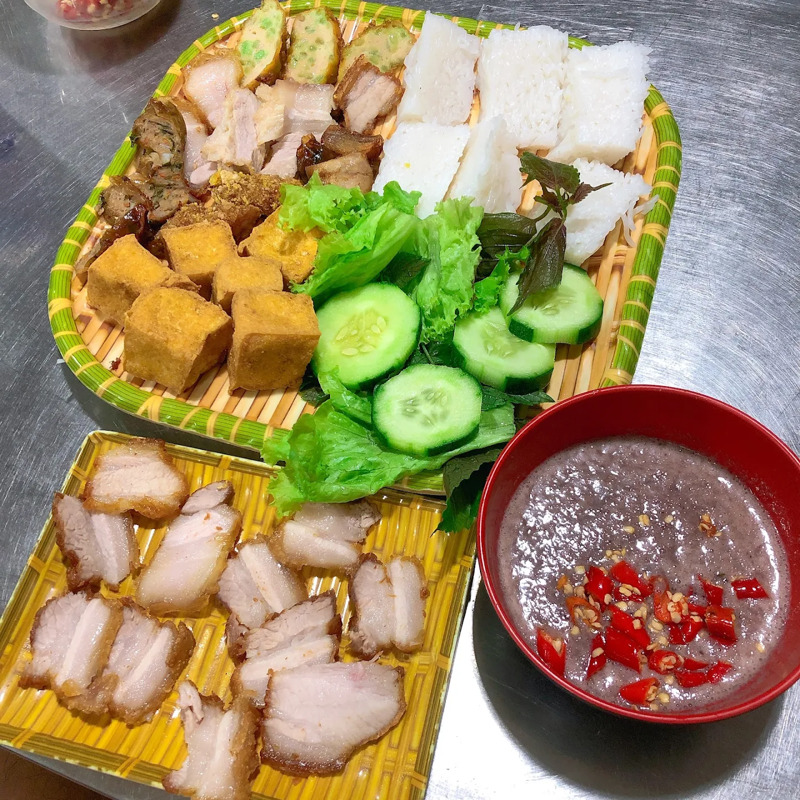Mẹt b&uacute;n đậu mắm t&ocirc;m ở qu&aacute;n C&ocirc; Thường