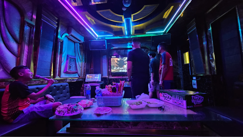Kh&ocirc;ng gian karaoke Anh Ca