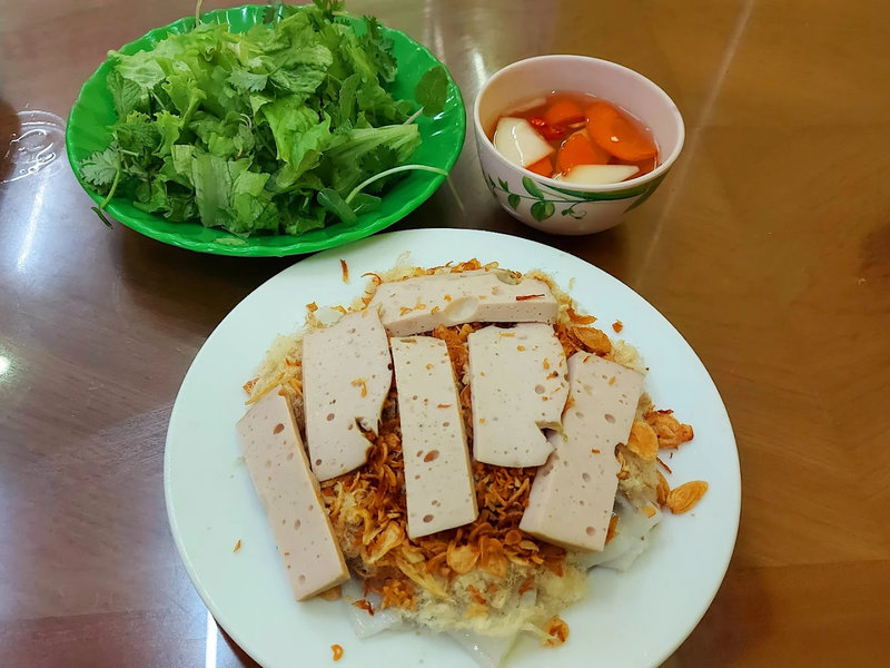 Bánh cuốn Hải Huệ với chả lụa thơm và nước chấm vừa vị cho bữa sáng nhẹ nhàng