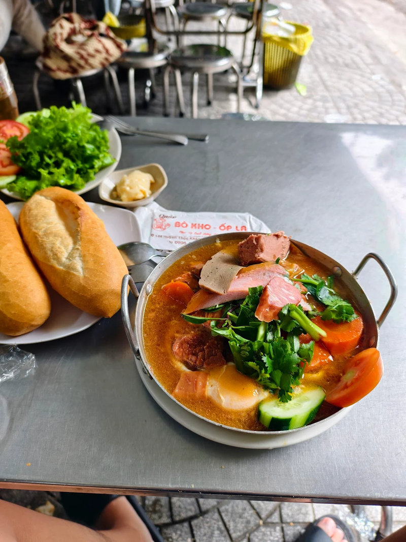 Bò kho 144 Huỳnh Thúc Kháng với phần bò kho mềm thơm, bánh mì giòn nóng