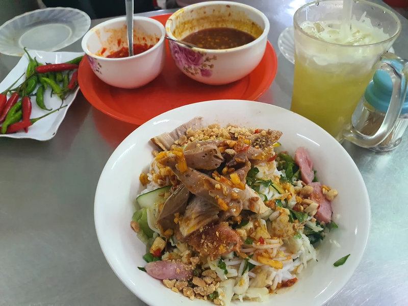 Bún mắm Bà Đông - tô bún đầy đặn, topping phong phú, mắm nêm đậm đà, lựa chọn bình dân nhưng luôn tròn vị