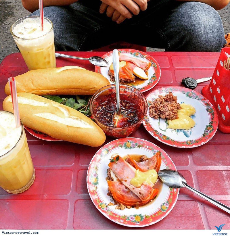 Ổ bánh mì nóng giòn ăn kèm pate nóng hổi - món sáng lạ miệng khiến nhiều người thích thú
