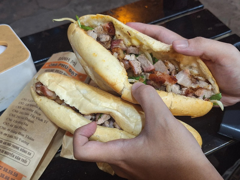 Bánh mì heo quay Ông Phú Đạt - ổ bánh mì nóng giòn, da heo giòn rụm