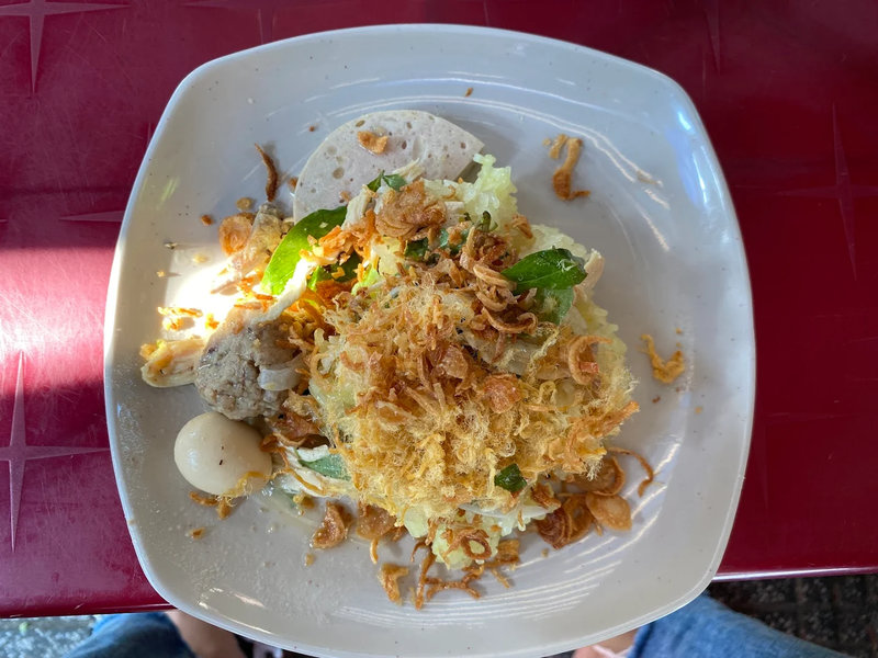 Xôi Bà Bé đầy ắp topping, nóng hổi, lựa chọn quen thuộc cho bữa sáng nhẹ mà no