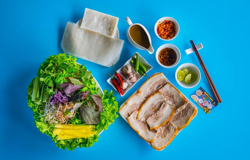 Phần thịt heo luộc mềm, rau sống phong ph&uacute; - bữa tối nhẹ nh&agrave;ng nhưng đủ vị