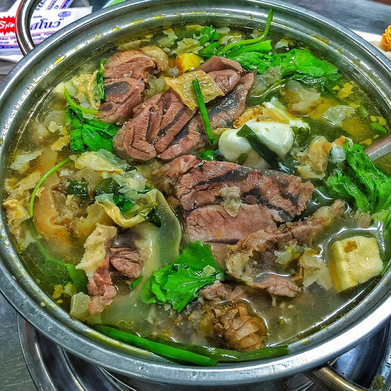 Nồi lẩu b&ograve; nghi ng&uacute;t, nước d&ugrave;ng ngọt xương - lựa chọn ấm bụng cho buổi tối