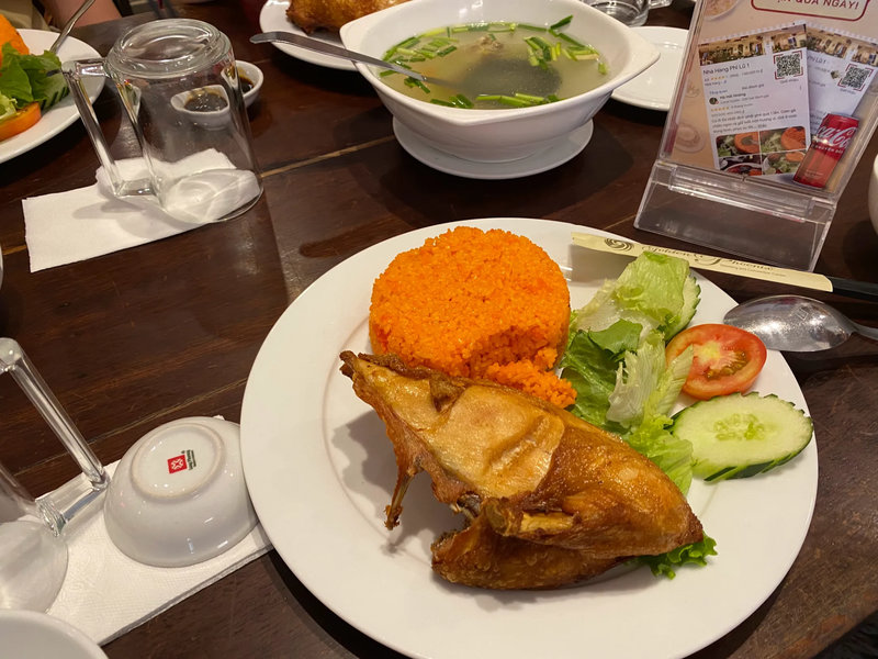 Cơm g&agrave; Ph&igrave; Lũ mang vị vị dẻo thơm của cơm, ngọt tự nhi&ecirc;n của thịt g&agrave;, ch&uacute;t gi&ograve;n sần sật của da g&agrave;