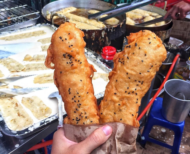 B&aacute;nh chuối chi&ecirc;n v&agrave;ng ươm, lớp vỏ gi&ograve;n rụm bao trọn vị chuối ngọt mềm b&ecirc;n trong, thơm lừng ngay từ miếng đầu ti&ecirc;n