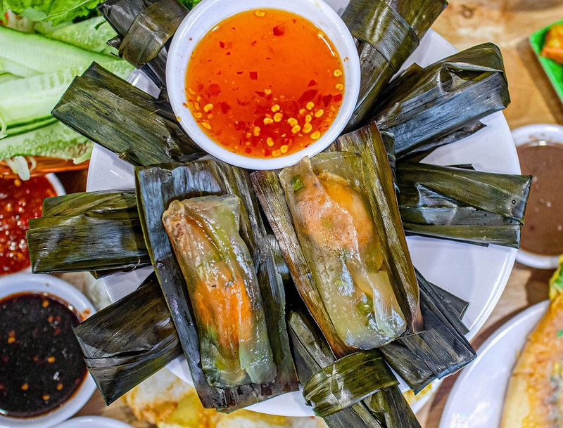 B&aacute;nh bột lọc trong veo, nh&acirc;n t&ocirc;m thịt ngọt c&ugrave;ng chấm nước mắm chua cay