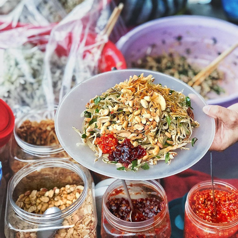 M&oacute;n ăn cay mặn đặc trưng với m&iacute;t non, da heo, thịt ba chỉ v&agrave; mắm n&ecirc;m thơm nồng