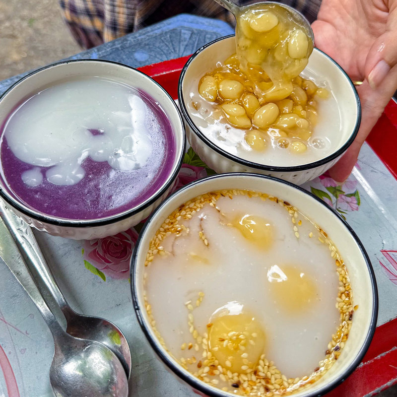 Ch&egrave; n&oacute;ng đủ vị: chuối, tr&ocirc;i nước, khoai t&iacute;m&hellip; chan nước cốt dừa b&eacute;o thơm, ăn một ch&eacute;n l&agrave; thấy ấm cả buổi chiều