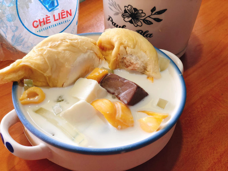 Ly ch&egrave; sầu ri&ecirc;ng b&eacute;o ngậy, topping đầy đặn - hương vị quen thuộc của nhiều thế hệ người Đ&agrave; Nẵng