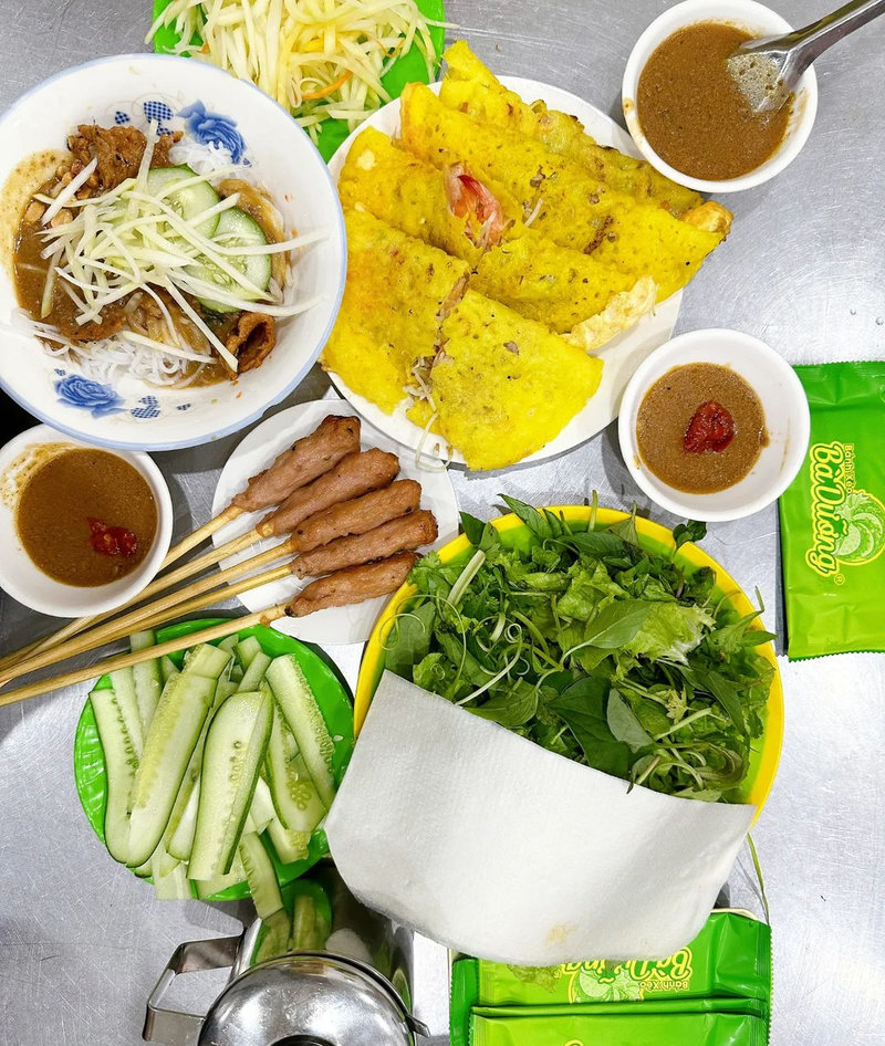 B&aacute;nh v&agrave;ng gi&ograve;n, nem nướng thơm sả, cuộn rau sống chấm nước l&egrave;o đậm vị miền Trung