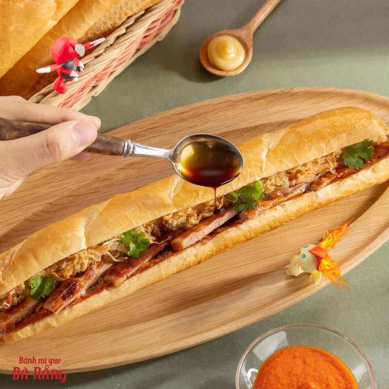 Ổ b&aacute;nh m&igrave; gi&ograve;n rụm, phết pate b&eacute;o mịn c&ugrave;ng c&aacute;c loại topping khiến bao người m&ecirc; mẩn