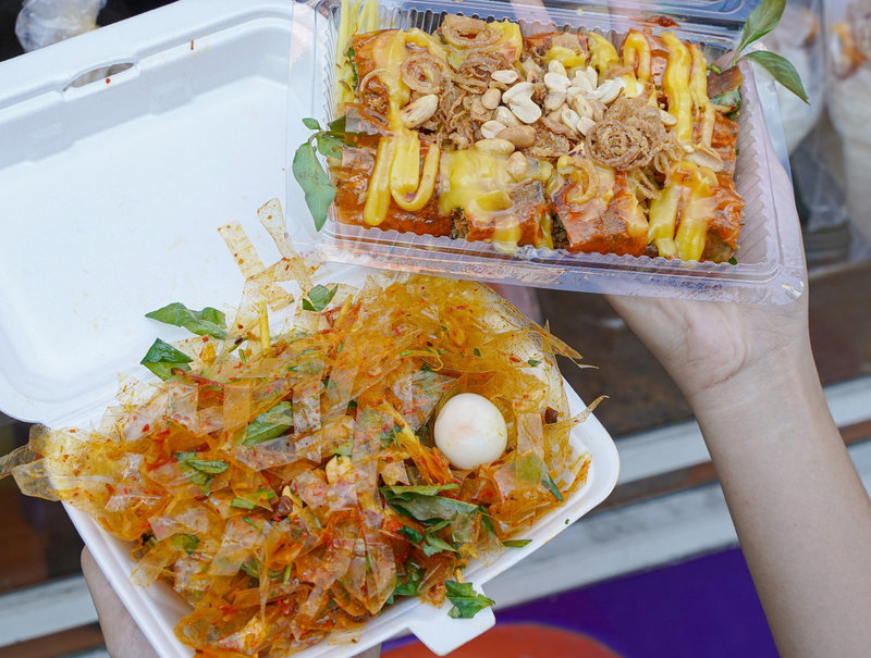 Sợi b&aacute;nh tr&aacute;ng mềm dai trộn xo&agrave;i b&agrave;o, trứng c&uacute;t, rau răm v&agrave; nước sốt me chua ngọt, g&acirc;y nghiện giới trẻ