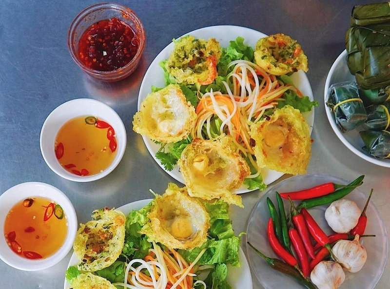 B&aacute;nh nhỏ n&oacute;ng hổi, lớp vỏ gi&ograve;n b&ecirc;n ngo&agrave;i, nh&acirc;n t&ocirc;m, mực hay trứng c&uacute;t, ăn k&egrave;m nước mắm pha đậm đ&agrave;