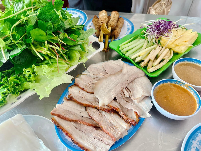 M&oacute;n ăn h&ograve;a quyện vị thịt, rau v&agrave; mắm n&ecirc;m, tạo cảm gi&aacute;c kh&oacute; qu&ecirc;n ngay từ miếng đầu ti&ecirc;n