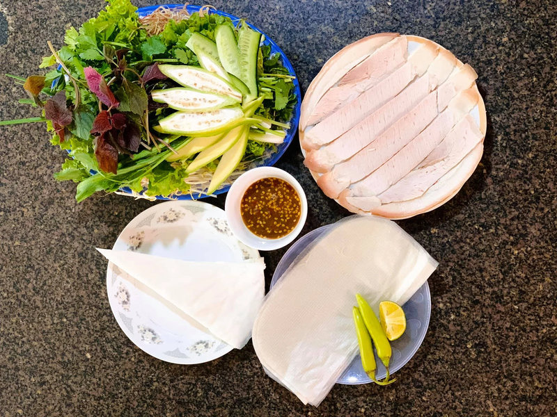 B&aacute;nh tr&aacute;ng cuốn thịt heo qu&aacute;n Mậu lu&ocirc;n giữ hương vị mộc mạc, kh&oacute; qu&ecirc;n