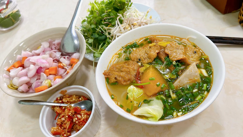 B&uacute;n chả c&aacute; &Ocirc;ng Tạ