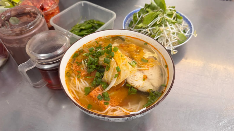 B&uacute;n chả c&aacute; Hờn