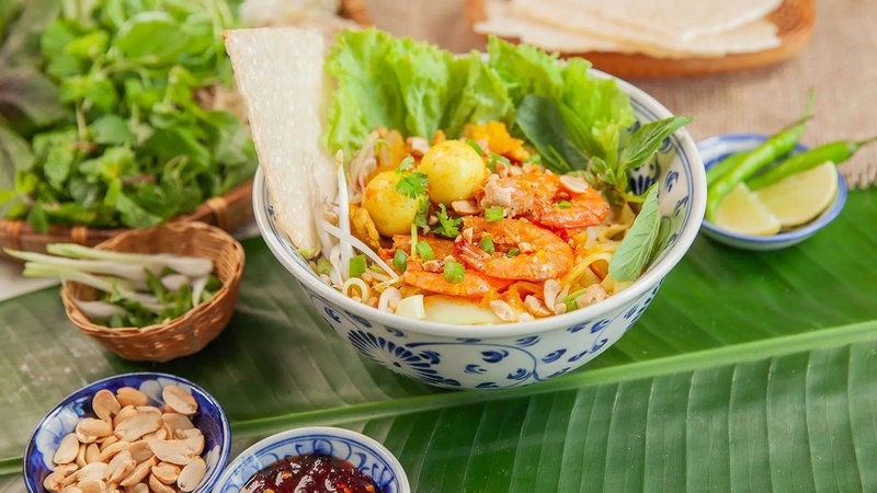 M&igrave; Quảng đậm vị với sợi m&igrave; v&agrave;ng mềm, topping đầy đặn