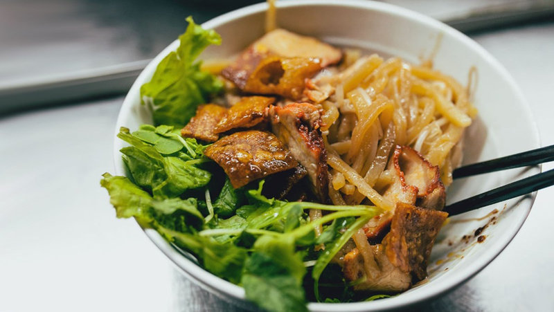 Cao lầu với sợi v&agrave;ng dai nhẹ, thịt x&iacute;u v&agrave; rau sống tươi - lựa chọn đổi vị nhẹ nh&agrave;ng.