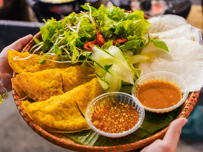 B&aacute;nh x&egrave;o gi&ograve;n rụm, nh&acirc;n t&ocirc;m thịt n&oacute;ng hổi, ăn k&egrave;m nước chấm đặc trưng miền Trung