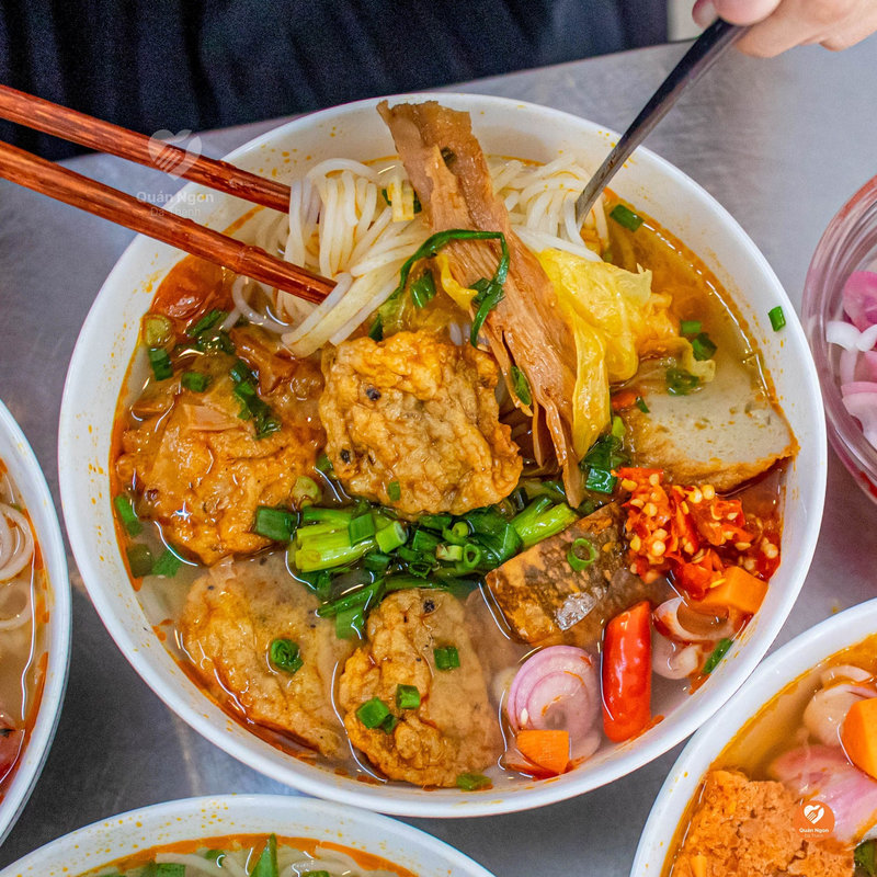 T&ocirc; b&uacute;n chả c&aacute; thanh ngọt, gi&agrave;u hương vị biển - m&oacute;n quen thuộc trong bữa s&aacute;ng Đ&agrave; Nẵng