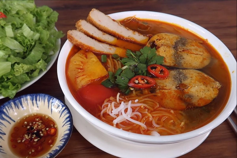 B&uacute;n c&aacute; ngừ với nước d&ugrave;ng trong, khoanh c&aacute; săn chắc, dễ ăn v&agrave; hợp khẩu vị nhiều người