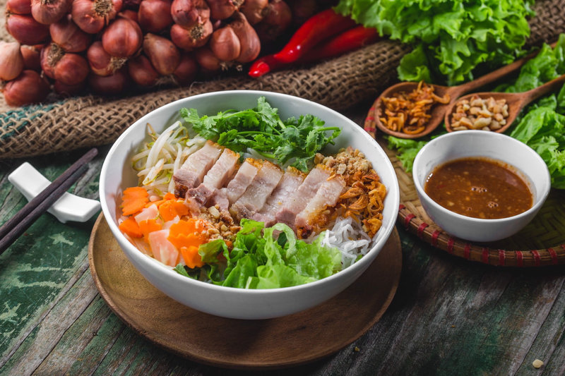 B&uacute;n mắm đậm đ&agrave;, h&ograve;a quyện thịt heo, rau sống v&agrave; mắm n&ecirc;m đặc trưng miền Trung
