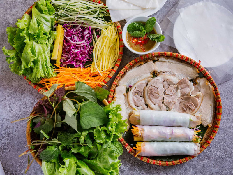 B&aacute;nh tr&aacute;ng cuốn thịt heo hai đầu da mềm ngọt, chấm mắm n&ecirc;m tạo hương vị h&agrave;i h&ograve;a