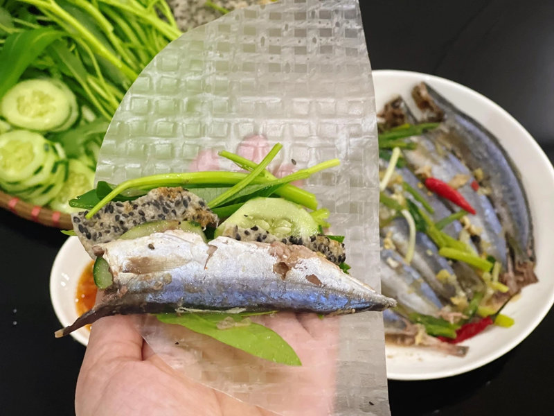 C&aacute; nục hấp cuốn b&aacute;nh tr&aacute;ng, rau sống tươi - m&oacute;n ăn d&acirc;n d&atilde; gắn liền đời sống người Đ&agrave; Nẵng