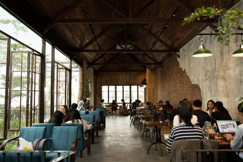 Kh&ocirc;ng gian y&ecirc;n tĩnh, tối giản tại G&eacute; Cafe