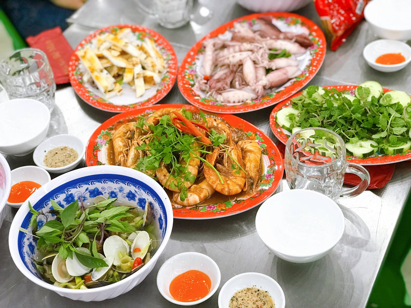 Kh&ocirc;ng gian tho&aacute;ng đ&atilde;ng, hải sản l&ecirc;n b&agrave;n khi c&ograve;n giữ trọn độ tươi