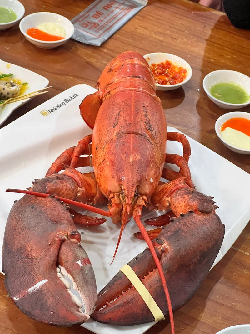 T&ocirc;m h&ugrave;m hấp l&agrave; m&oacute;n ăn được nhiều thực kh&aacute;ch y&ecirc;u th&iacute;ch khi tới nh&agrave; h&agrave;ng B&eacute; Anh