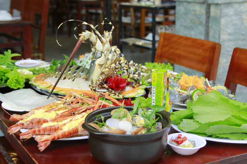 Hải sản tươi sống được chế biến kh&eacute;o l&eacute;o, giữ trọn hương vị biển v&agrave; tr&igrave;nh b&agrave;y chỉn chu tại qu&aacute;n L&atilde;o Đại