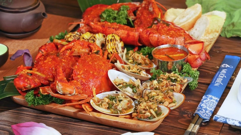 C&aacute;c m&oacute;n ăn được Muối Biển Seafood chế biến tinh tế, giữ trọn vị tươi ngon v&agrave; tr&igrave;nh b&agrave;y chỉn chu