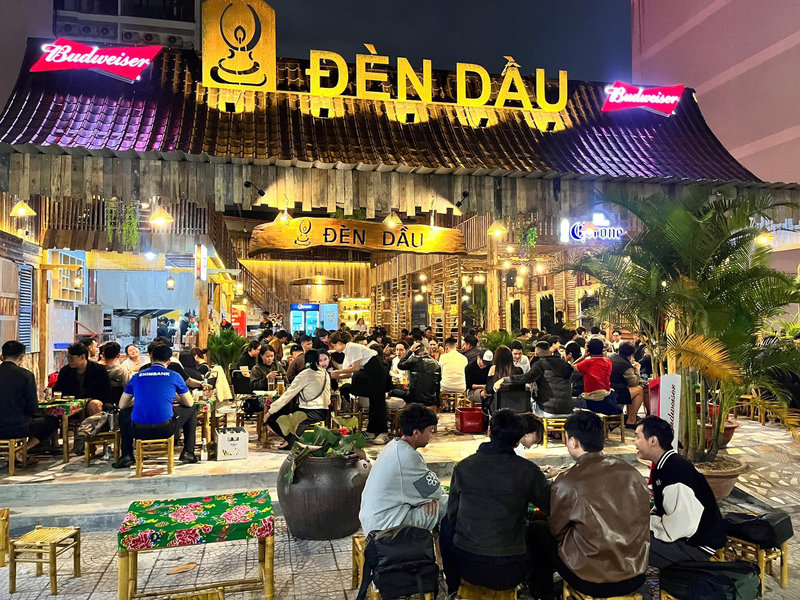 Kh&ocirc;ng gian qu&aacute;n nhậu Đ&egrave;n Dầu Qu&aacute;n