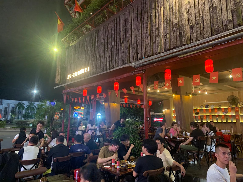 Kh&ocirc;ng gian qu&aacute;n nhậu Bếu Nh&agrave; Gỗ