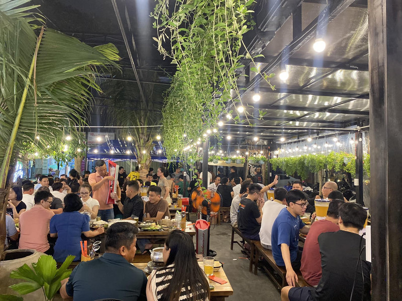 Kh&ocirc;ng gian qu&aacute;n nhậu T&agrave; X&ugrave;a Qu&aacute;n
