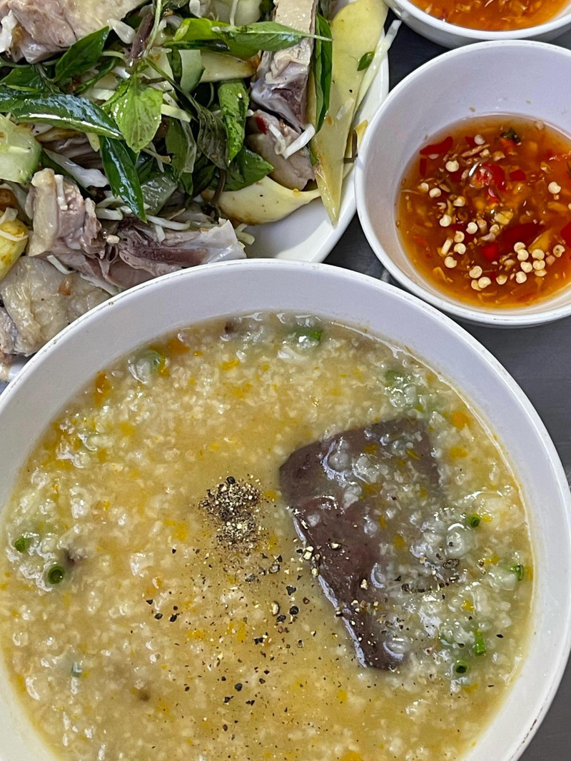 T&ocirc; ch&aacute;o vịt n&oacute;ng hổi, thịt mềm ngọt, ăn khuya l&agrave; &ldquo;chuẩn b&agrave;i&rdquo;