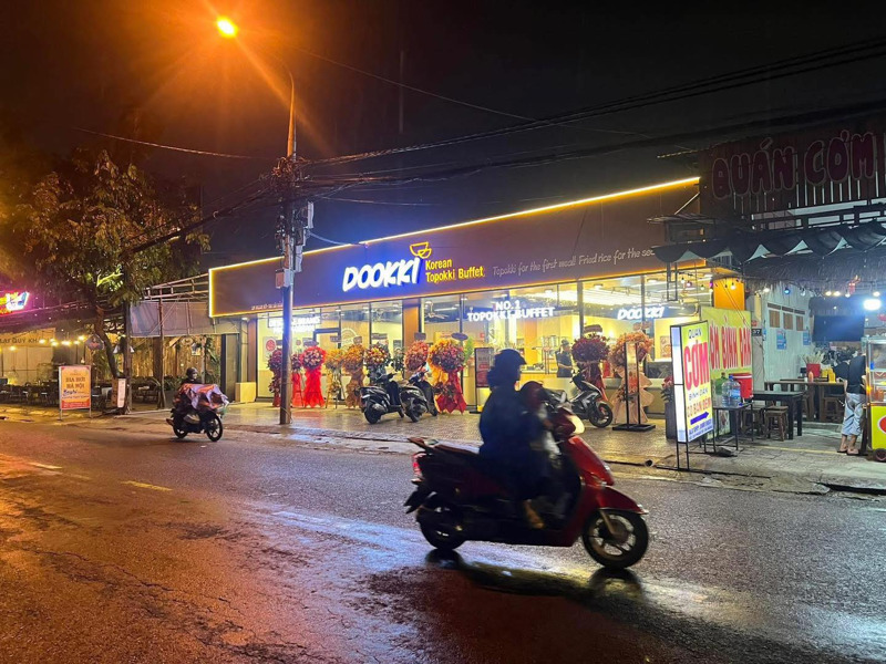 Phố đ&ecirc;m Phan Tứ l&agrave; tọa độ quy tụ nhiều địa chỉ ăn uống từ đặc sản miền Trung đến c&aacute;c m&oacute;n ăn vặt &ldquo;hot trend&rdquo; của giới trẻ