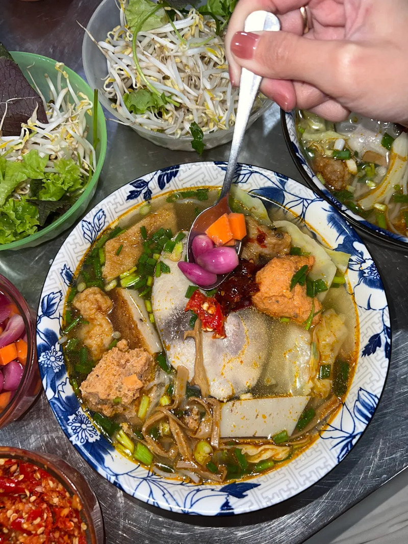 T&ocirc; b&uacute;n chả c&aacute; b&agrave; &Acirc;n đầy đặn, nước d&ugrave;ng trong thanh, c&agrave;ng ăn c&agrave;ng cuốn