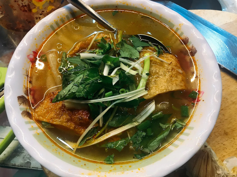 B&aacute;nh canh B&agrave; B&eacute; với chả c&aacute; đầy t&ocirc;, ăn một lần l&agrave; nhớ