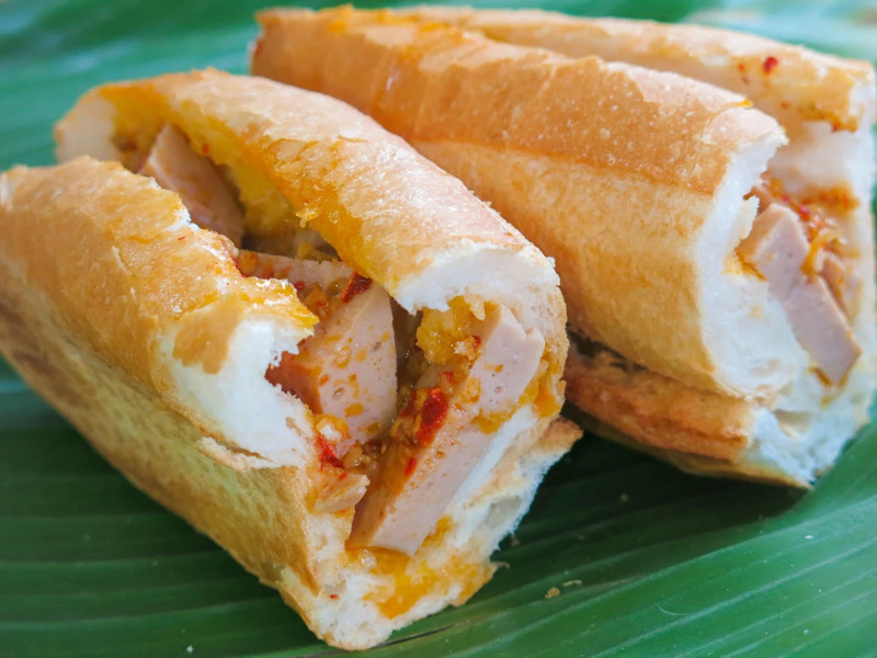 Ổ b&aacute;nh m&igrave; &Ocirc;ng T&yacute; gi&ograve;n rụm, nh&acirc;n chả đậm vị kh&ocirc;ng cần rau vẫn ngon