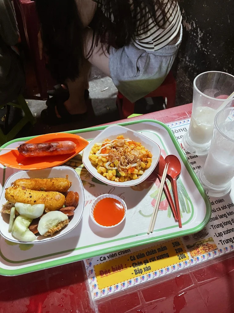 Ăn đ&ecirc;m tại qu&aacute;n sữa đậu D&igrave; Lớn